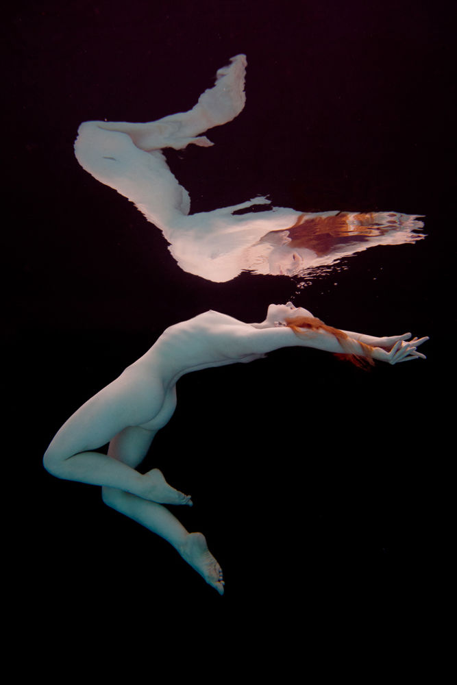 Ivory Flame redhead model underwater by photographer Chris Meredith
