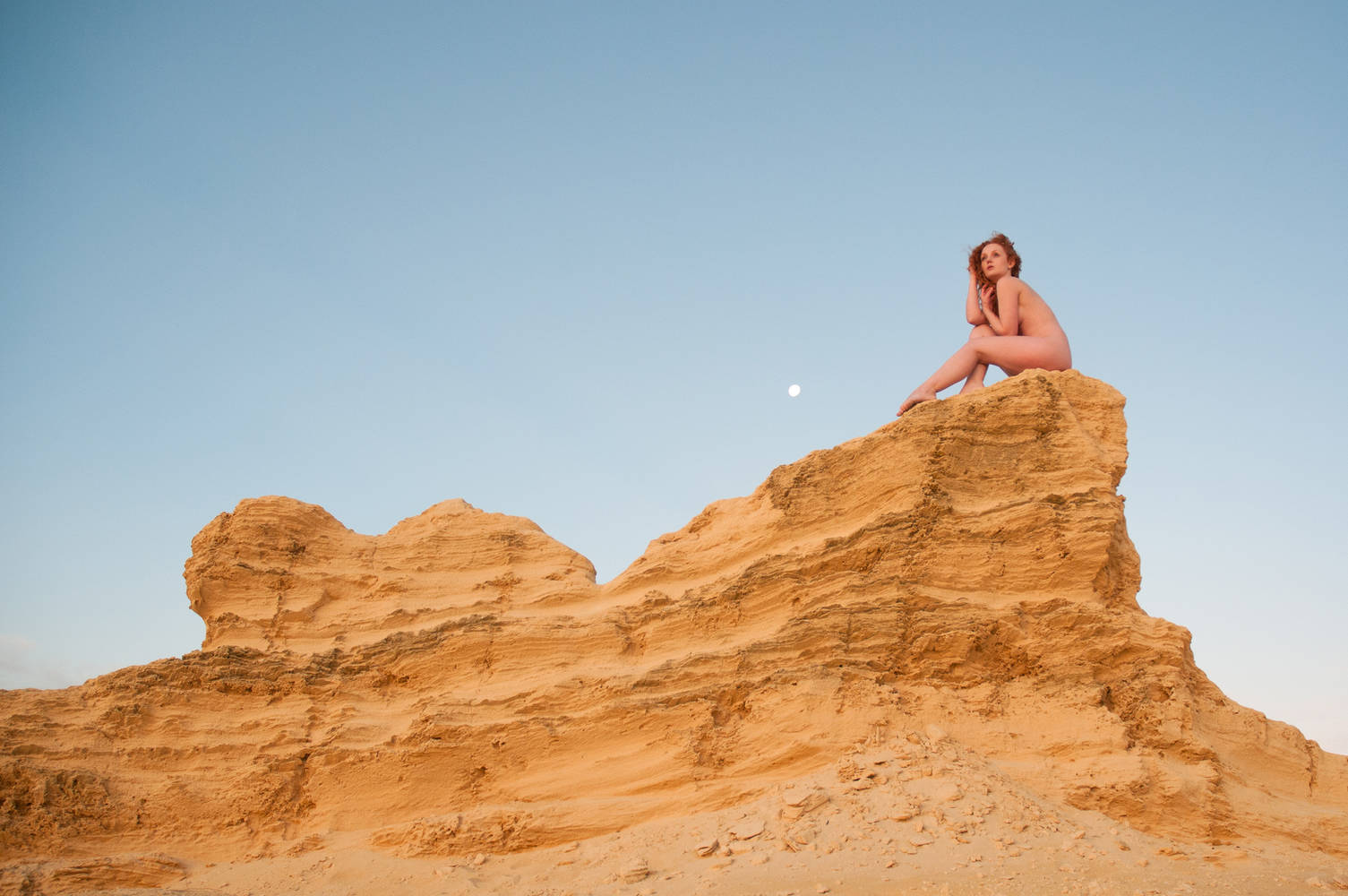 natural nude model Ivory Flame at The Pinnicles in Perth Australia by photographer Rebecca Knowles
